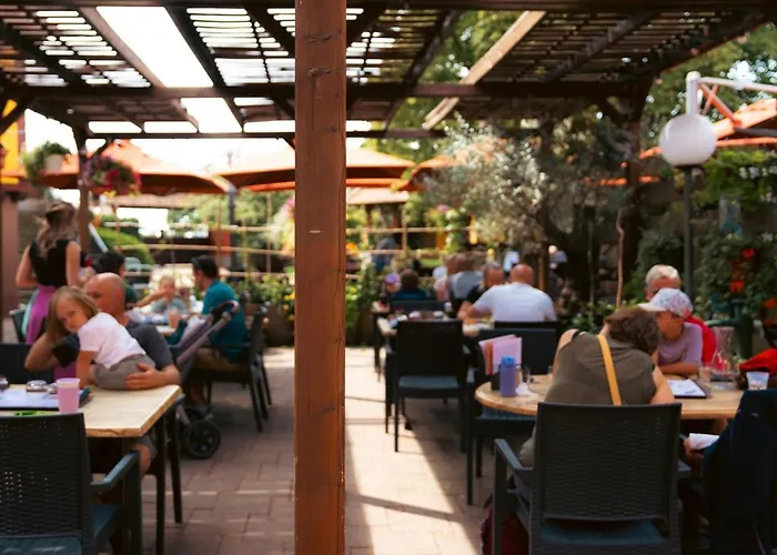 Restaurant Au Parc Des Cigognes מלון